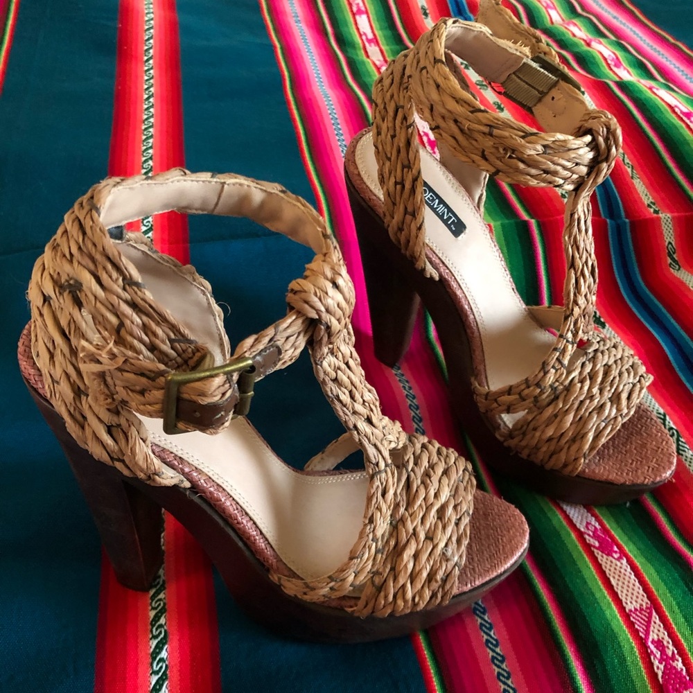 Brand new Shoemint woven platform heals